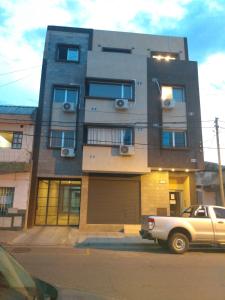un edificio con un camión estacionado frente a él en JUJUY Depart con aire acondicionado por escaleras 5 minutos del centro en San Salvador de Jujuy