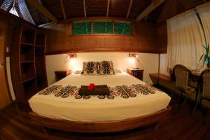Llit o llits en una habitació de Walindi Plantation Resort