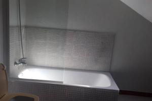 a bath tub in a bathroom with a toilet at Magnifica casa con garaje muy bien comunicada in Santiago de Compostela