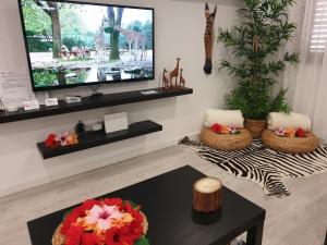 ein Wohnzimmer mit einem Flachbild-TV an der Wand in der Unterkunft Apartamento Plaza San Marcos in Icod de los Vinos