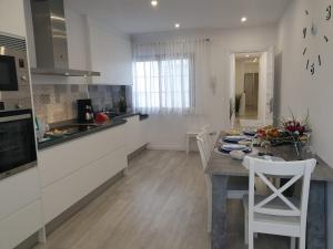 A kitchen or kitchenette at Plaza San Marcos CASCO HISTORICO