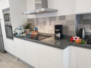 A kitchen or kitchenette at Plaza San Marcos CASCO HISTORICO