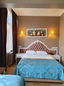 イスタンブールにあるŞehir Hotel Old Cityのベッドルーム1室(大型ベッド1台、青い毛布付)