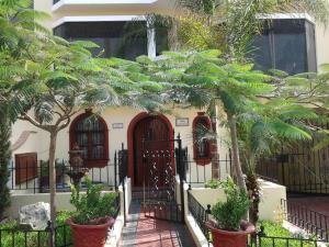 una casa con palme di fronte a un cancello di Entire Studio-Apartment De Luxe a Lima