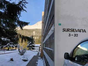 レンツァーハイデにあるSursilvana 18 (317 Ma)の雪中の建物の外に停車する車