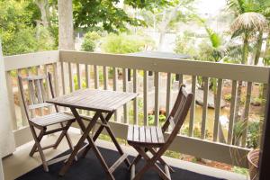 una mesa de madera y 2 sillas en el porche en Bargain Condo in Beach Resort A-206, en Oceanside