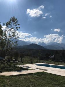 una piscina con vistas a las montañas en Casa Montaña Valle del Sol en Potrerillos