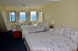 a bedroom with two beds and a table and chairs at Driftwood Inn in Homer