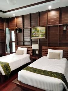 เตียงในห้องที่ Ruenpurksa Resort