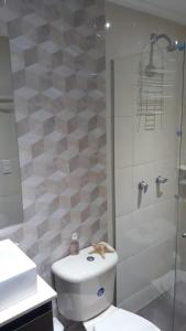 a bathroom with a cat sitting on the toilet at Hermoso y acogedor apartamento en Belén Rodeo Alto in Medellín