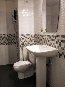 a white bathroom with a sink and a toilet at Popular Condo เมืองทองธานี in Pak Kret