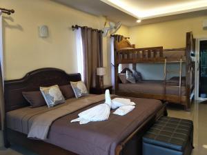 Postel nebo postele na pokoji v ubytování Sunrise Beach Kohyao Resort