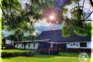 uma casa branca com o sol brilhando nela em Přemyslovský dvůr em Slezské Pavlovice