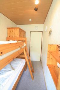 Ein Etagenbett oder Etagenbetten in einem Zimmer der Unterkunft Vier Jahreszeiten 3-6