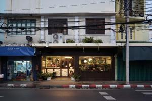un negozio di fronte a un edificio su una strada cittadina di Mojo Old Town Phranakorn a Bangkok