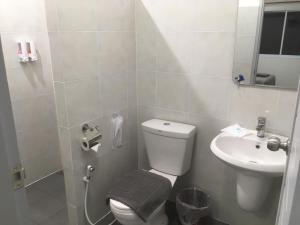 a bathroom with a toilet and a sink at Phutawan Pundao in Mae Taeng