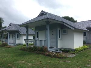 a couple of houses in a yard at Phutawan Pundao in Mae Taeng