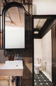 un bagno con lavandino e WC di Mojo Old Town Phranakorn a Bangkok