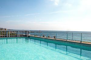 Bazén v ubytování Sun and Moon Resort nebo v jeho okolí