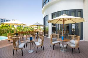 A restaurant or other place to eat at Millennium Executive Apartments Salalah