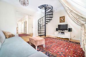 sala de estar con escalera de caracol y TV en Apartments - Laipu, en Riga