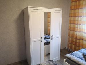 a room with a closet with a mirror and a bed at Ferienhaus Lang in Nordenham