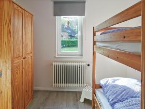 Ένα ή περισσότερα κρεβάτια σε δωμάτιο στο Smittshörn 3 - Nordsee Erdgeschosswohnung mit eingezäunten Garten, Kamin und Lounge!