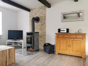 Μια τηλεόραση ή/και κέντρο ψυχαγωγίας στο Smittshörn 3 - Nordsee Erdgeschosswohnung mit eingezäunten Garten, Kamin und Lounge!