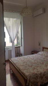 1 dormitorio con cama y ventana en Termini Station apartment AI DUE CORTILI presso le mura aureliane en Roma