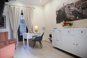 a white room with a desk and a chair at Il Palazzetto in Bagnoregio