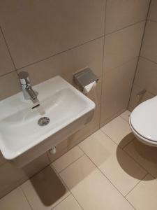A bathroom at Apart welcom