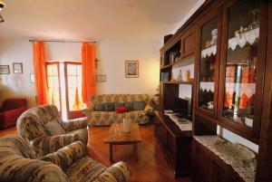 ein Wohnzimmer mit 2 Sofas und einem Tisch in der Unterkunft Agriturismo la Nicchia in Castelnuovo Berardenga