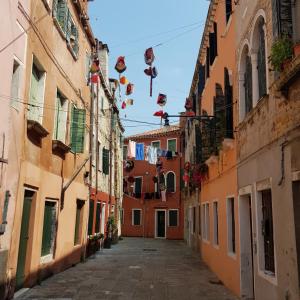 un vicolo in un centro storico con i vestiti che asciugano sulla linea di Cà Melidissa a Venezia