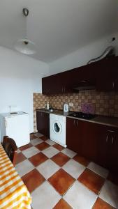 Cuisine ou kitchenette dans l'établissement Apartment Na Saharova