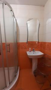 La salle de bains est pourvue de toilettes, d'un lavabo et d'une douche. dans l'établissement Apartment Na Saharova, à Ivano-Frankivsk