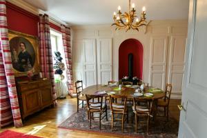 uma sala de jantar com mesa e cadeiras em Villa Rhôna em Andancette