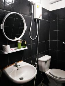 a bathroom with a toilet and a sink and a mirror at Tuk Tuk Guesthouse in Ko Chang