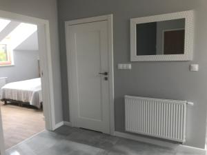 Puerta blanca en una habitación con cama en Przytulny Apartament Olimpijska 1D/2b, en Szczyrk