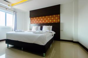 מיטה או מיטות בחדר ב-O2 Hotel สกลนคร (โรงแรม โอทู สกลนคร)