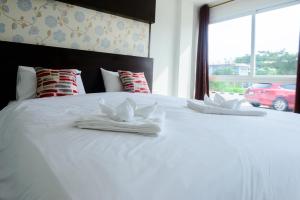 Säng eller sängar i ett rum på O2 Hotel สกลนคร (โรงแรม โอทู สกลนคร)