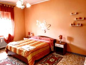 a bedroom with a large bed with orange walls at Central Isernia in Isernia