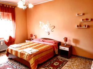 a bedroom with a large bed with orange walls at Central Isernia in Isernia +9 photos