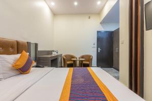 Postel nebo postele na pokoji v ubytování Rupam Hotel