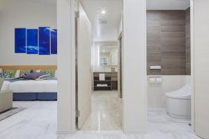 Кровать или кровати в номере Royal View Hotel Churaumi