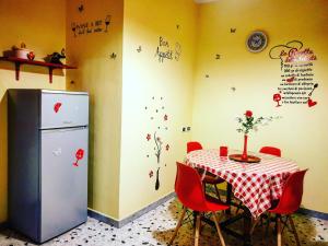 a dining room with a table and a refrigerator at Central Isernia in Isernia