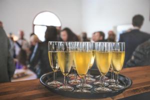 4 bicchieri di champagne su un vassoio su un tavolo di Bahnhof-Hotel Saarlouis a Saarlouis