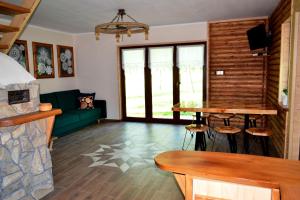 ein Wohnzimmer mit einem Sofa und einem Tisch in der Unterkunft Bies Czadowy Zakątek in Ustrzyki Dolne
