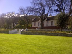 une maison avec une pelouse verte en face d'une maison dans l'établissement Diamant Estate, à Paarl