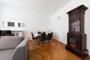 ウィーンにあるVienna Dream Apartments City Centerのリビングルーム(ソファ、テーブル、椅子付)