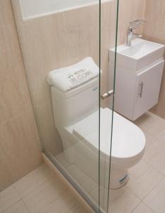 a bathroom with a toilet and a sink at Hotel Las Colonias in Bogotá